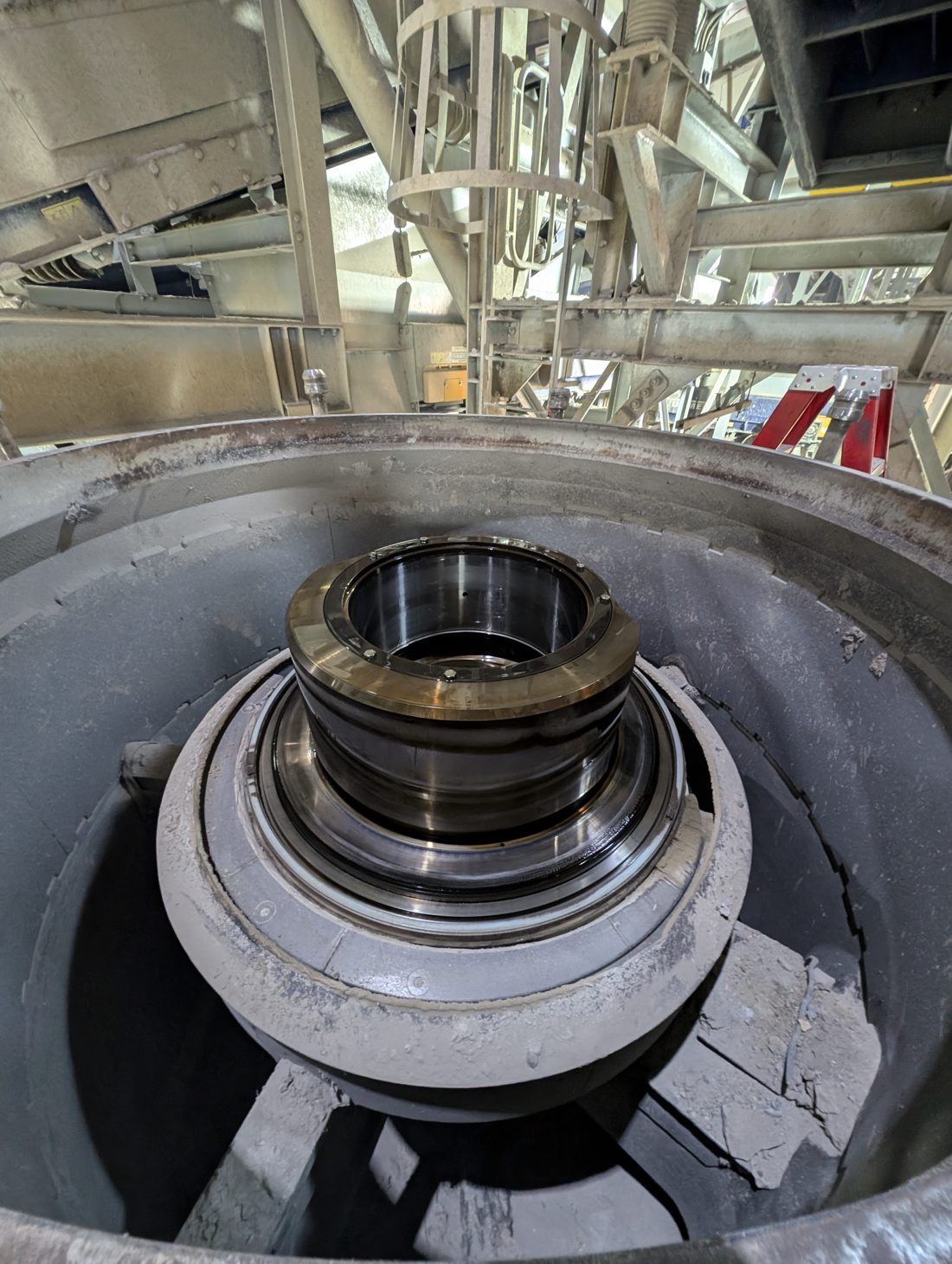 Filter bearing and hub assembly exposed for inspection