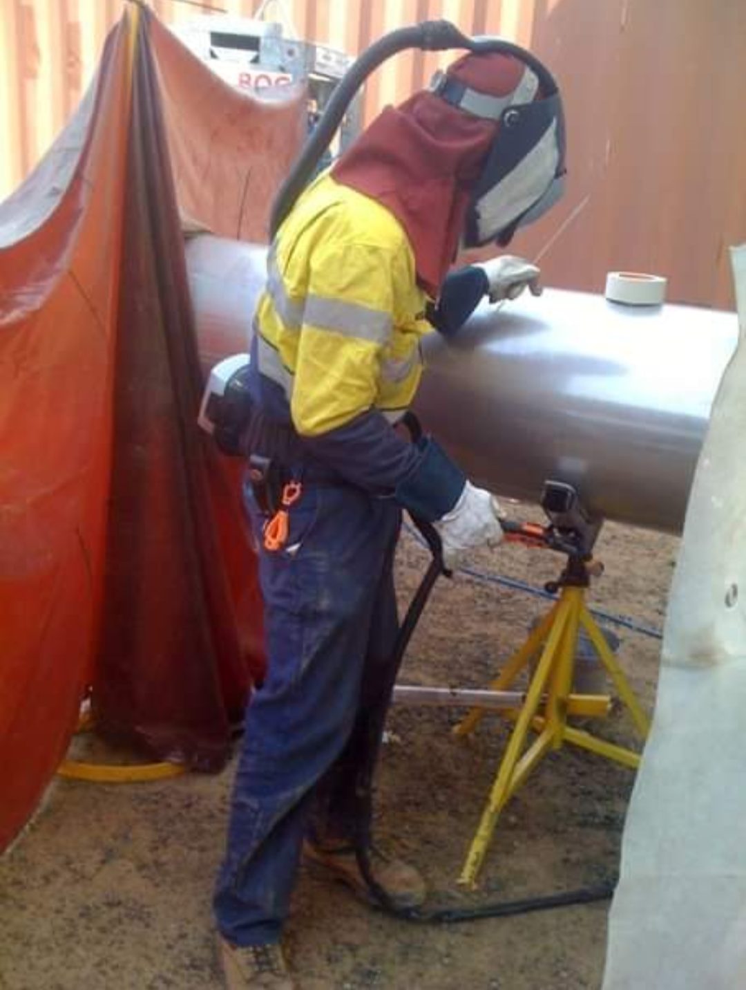 Stainless pipe welding behind a weld screen