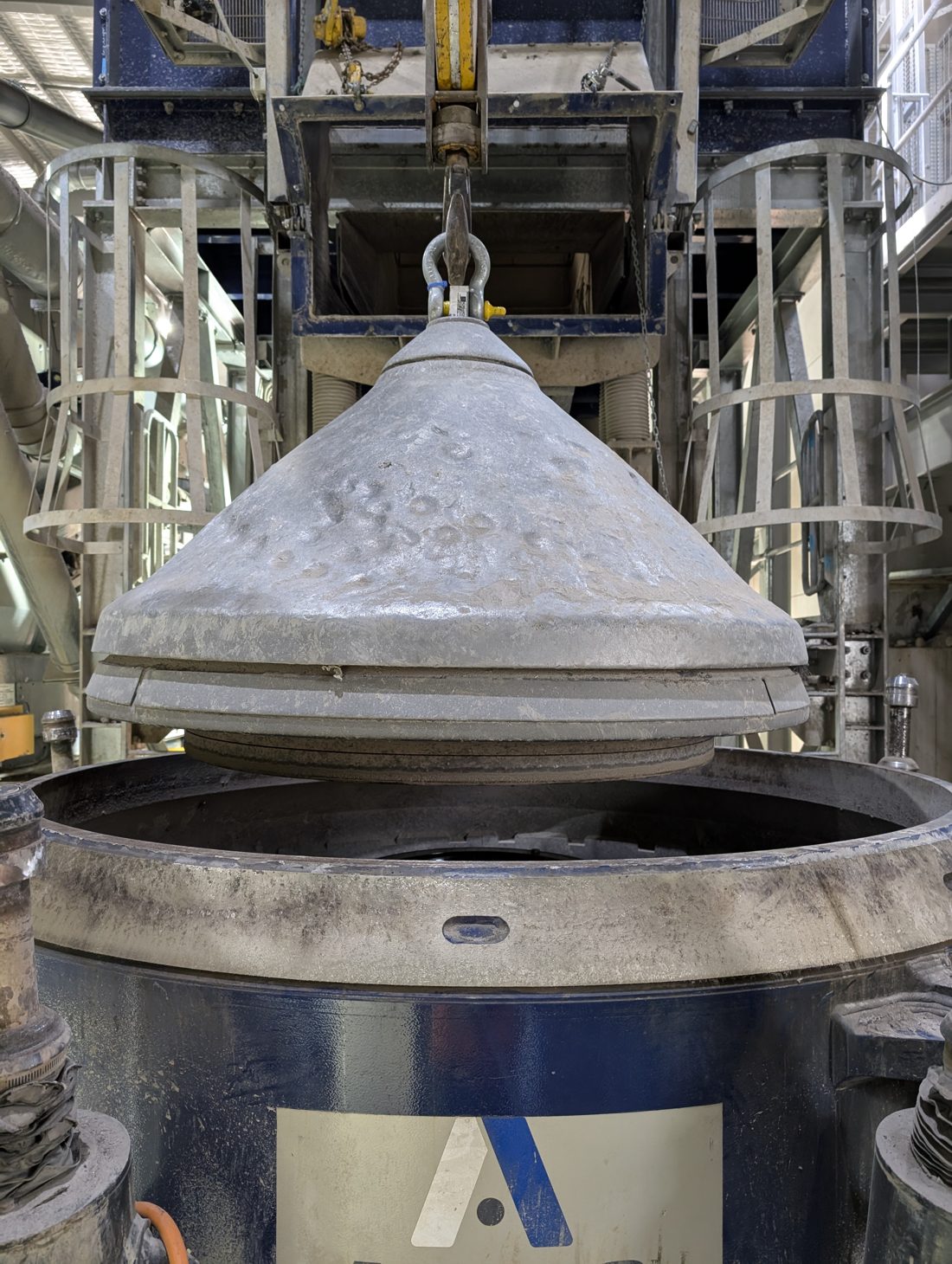Crusher cone lift