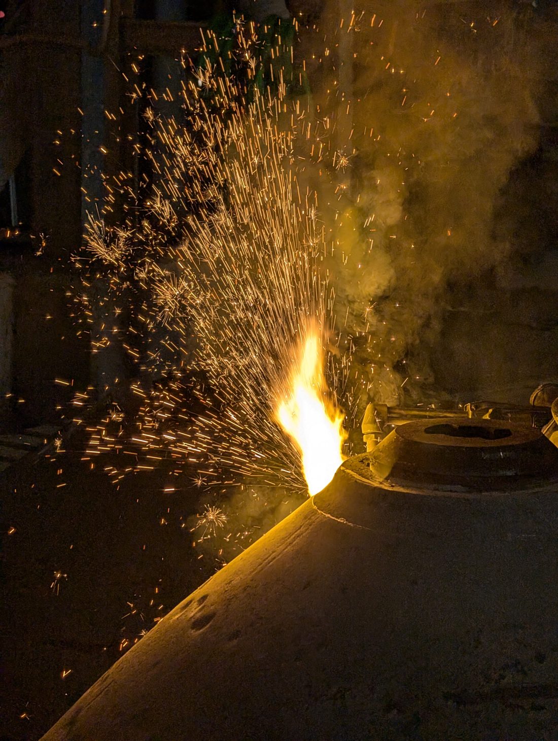 Thermal lancing sparks off a crusher cone